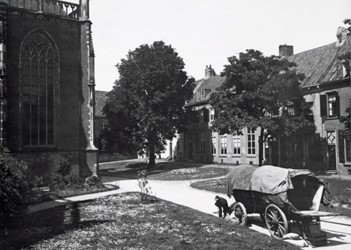 <p>Aan de noordzijde van de kerk, tussen het kerkhof en de Raadhuissteeg en aan de Rode Torenstraat  stonden in de 14e en 15e eeuw tot het kapittel behorende huizen. (collectie Gelderland)</p>

<div> </div>
